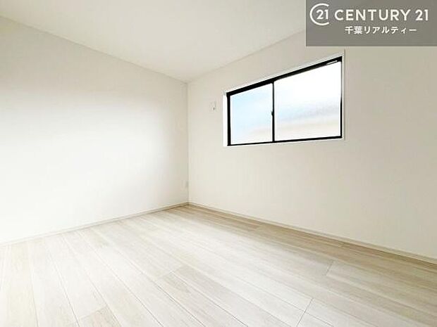 掃き出し窓がない洋室は子供部屋に最適です！2面採光にもなっておりしっかり光も入るので快適にお過ごしいただけます！