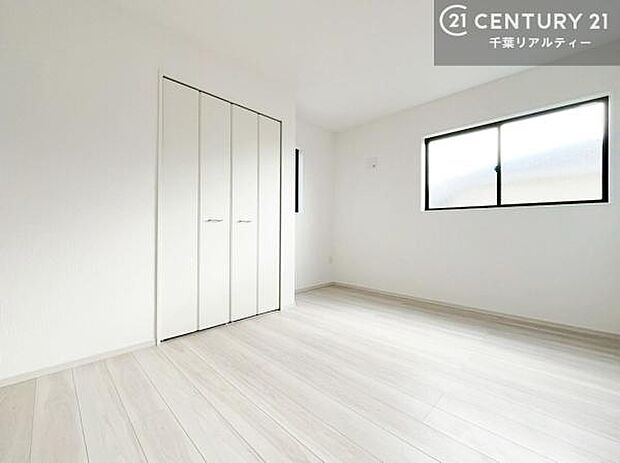 全居室南東向きのため、一日を通して陽当たりが良く、どのお部屋でも明るく開放的な時間をお過ごしいただけます。