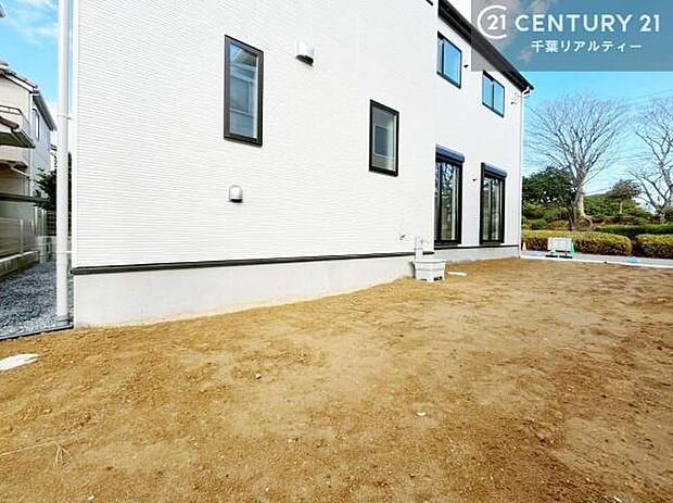 広々とした庭付き。ガーデニングやプール遊び、グランピングなどふたつめのリビングとしてご家族で楽しまれてはいかがでしょうか。