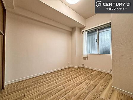 明るく風通しの良い居室です。「シンプル」にデザインされた室内。自由度が高いので家具やレイアウトでお好みの空間を創り上げられます。