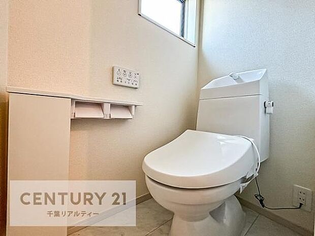 【同仕様写真】1・2階にトイレがございます！朝の忙しい時間帯も待たずにすみそうですね。白を基調とした清潔感のあるトイレでお手入れがしやすいです！
