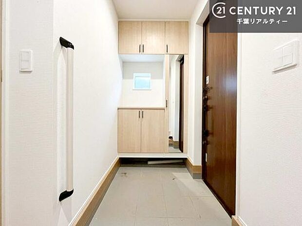 シューズボックス付きなので、玄関が片付きお掃除がしやすいです！スッキリした玄関で戸を開けた瞬間、清潔感のある心地いい空間が出迎えてくれます。