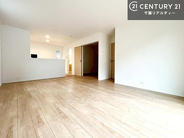 開放感のある広々LDK！ソファーやダイニングテーブルを置いても窮屈にならないので快適に過ごせます！コミュニケーションが取りやすいリビングです！