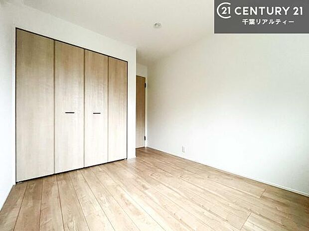 収納スペースがついています！居室をスッキリ整頓する事ができますね。家具を選ばないシンプルなデザインの為、家具を選ばずお気に入りの空間作りができそうですね。