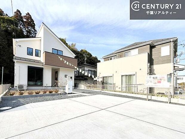 駐車スペースは2台分あります！セカンドカーはもちろん、バイクや自転車なども置き場所に困りません。