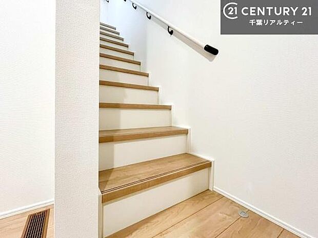 階段は明るく手摺りもついています！お子様やご年配の方も安心してご利用頂けますね！