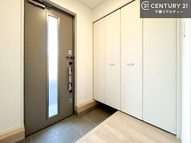 玄関のシューズボックスは、収納力良好で靴をすっきり整理できるだけでなく、上部を飾り棚として活用可能。お気に入りの小物やグリーンを置けば、来客を迎えるおしゃれな空間に仕上がります！