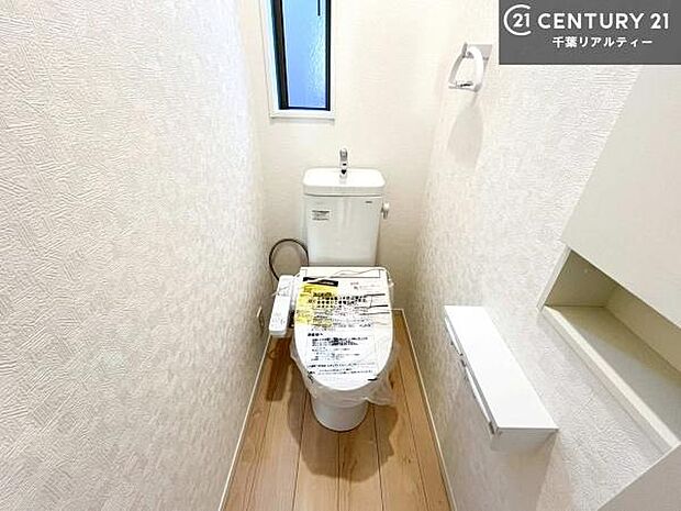 1・2階にトイレがございます！朝の忙しい時間帯も待たずにすみそうですね。白を基調とした清潔感のあるトイレでお手入れがしやすいです！