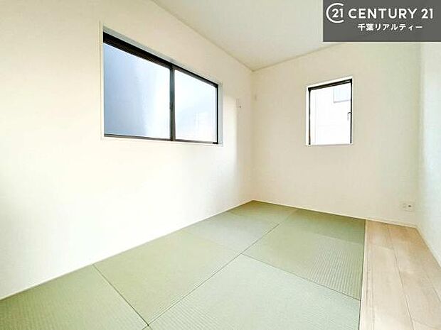 リビングと隣接した和室です！家事の休憩スペースやキッズスペースとして活用するのもよさそうですね！和室の使い方は無限大！