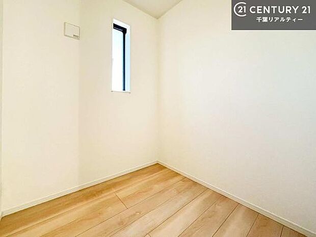 テレワークルームがございます。小窓付きの明るい空間でお仕事もはかどりそうですね！収納や書斎、趣味の空間としても活用できます。