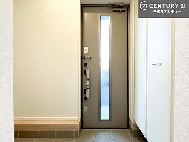 シューズボックス付きなので、玄関が片付きお掃除がしやすいです！スッキリした玄関で戸を開けた瞬間、清潔感のある心地いい空間が出迎えてくれます。