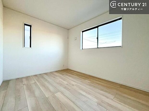 掃き出し窓がないお部屋は、お子様のお部屋としても安心です！収納スペースも充実しているので散らかったお部屋をサッと片付けられます！