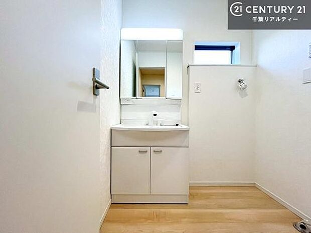 三面鏡仕様の洗面所は、身だしなみがしやすい造り！裏は収納になっています。ドライヤーやお化粧道具を片付けられるので洗面台周りをスッキリと見せることが出来ます！