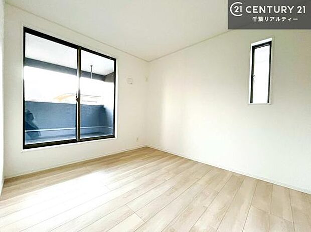 バルコニーに面している洋室です。明るく温もりがあり、換気もしっかりできます！朝起きて、外に出て背伸びをしつつ深呼吸をし良い朝を迎え入れることができます。