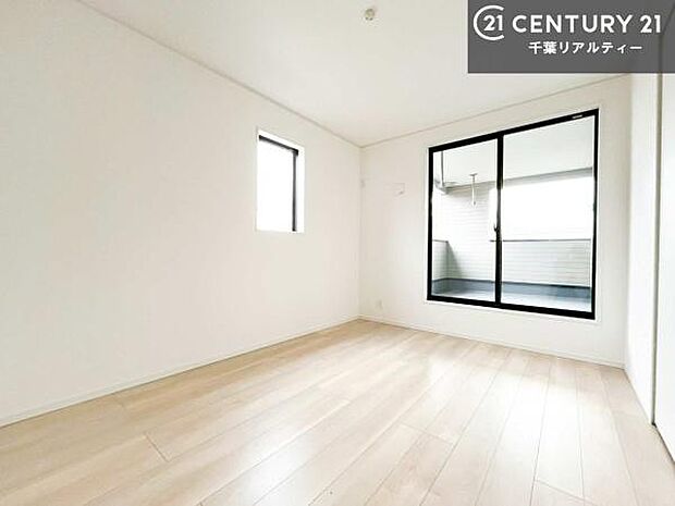 バルコニーに面している洋室です。明るく温もりがあり、換気もしっかりできます！朝起きて、外に出て背伸びをしつつ深呼吸をし良い朝を迎え入れることができます。