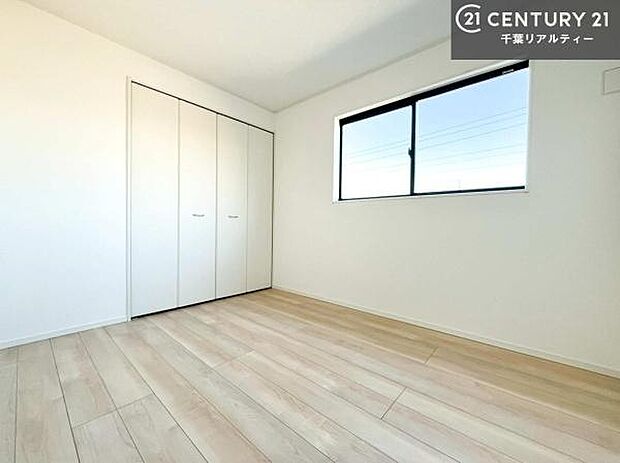 掃き出し窓がない洋室は子供部屋に最適です！2面採光にもなっておりしっかり光も入るので快適にお過ごしいただけます！