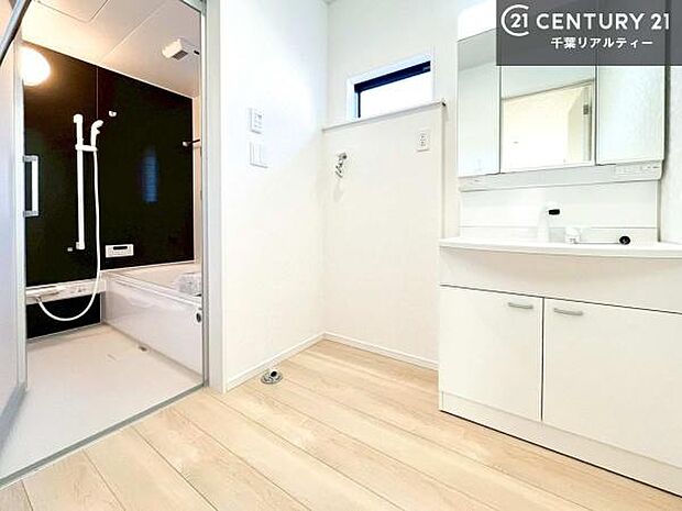 小窓のついた洗面所は、光と風が入りやすく、いつでも快適にお使いいただけます。三面鏡で使い勝手が良く、鏡裏収納も備えておりますので、日用品やスキンケア用品もすっきり整理できます。