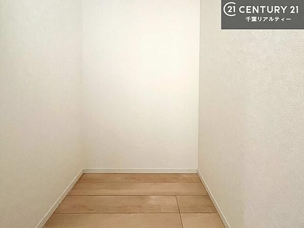 ファミリークロークを備えた住まいは、収納力と快適さを兼ね備えた贅沢な空間設計。衣類やバッグ、季節物までひとまとめにでき、日々の整理整頓がぐっとスマートに！