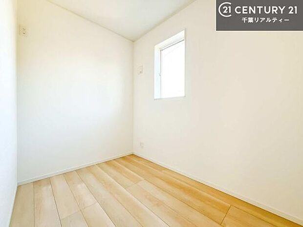 テレワークルームがございます。小窓付きの明るい空間でお仕事もはかどりそうですね！収納や書斎、趣味の空間としても活用できます。