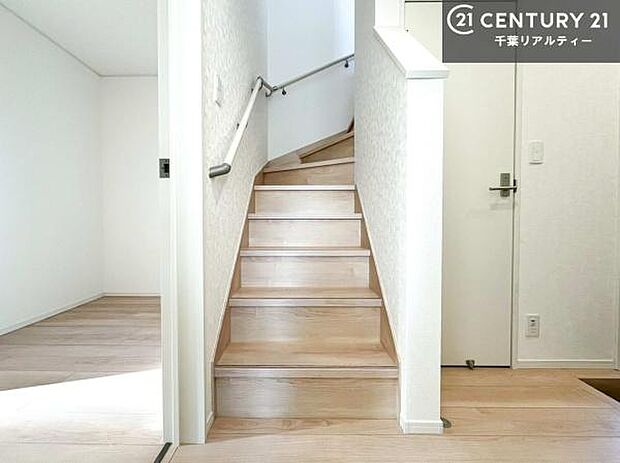 階段は明るく手摺りもついています。お子様やご年配の方も安心してご利用頂けますね。