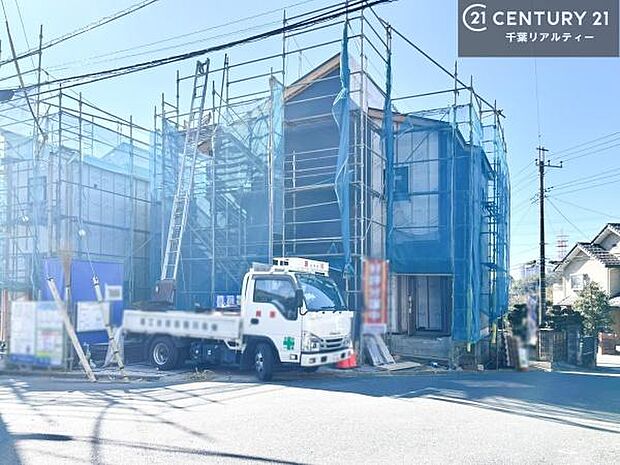 現在建築中。完成後は明るく開放的なリビングや最新設備のキッチンなど快適な空間が広がります。未完成だからこそ“新しい暮らし”への期待が高まる住まい。今しか見られない建築中の様子も必見です。