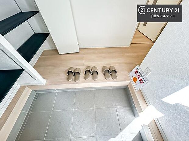 シューズボックス付きなので、玄関が片付きお掃除がしやすいです！スッキリした玄関で戸を開けた瞬間、清潔感のある心地いい空間が出迎えてくれます。