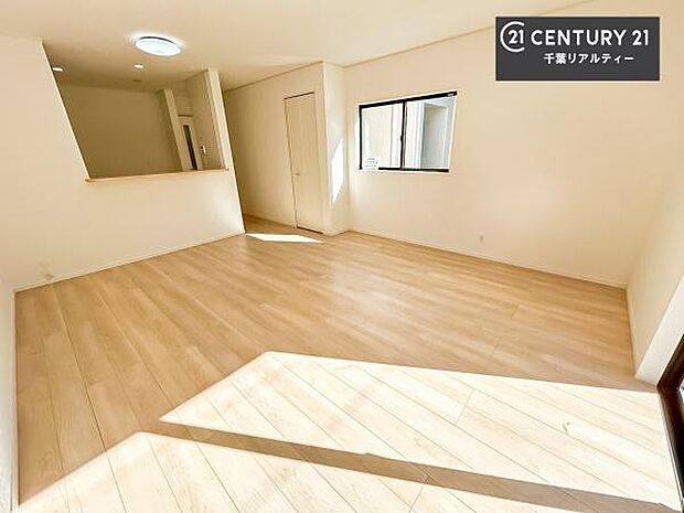 広々ダイニングスペース！ゆったりお食事。笑い声響く楽しい時間が過ごせます。日々の疲れも癒されます！