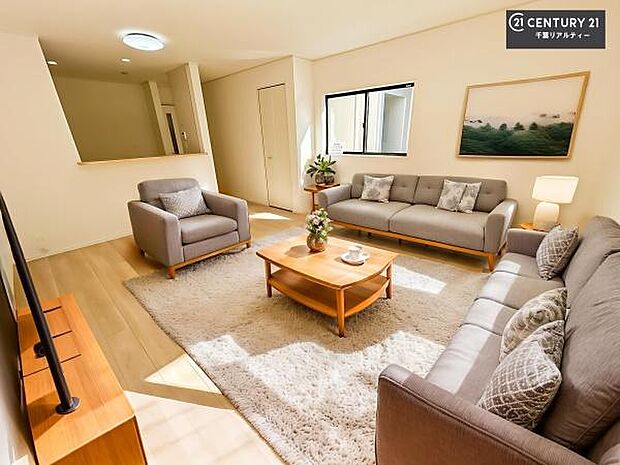 家具はCGパースです。心地良いリビングは家族が自然と集まります。家族団欒の時間が増えそうです。ご家族と、より一層充実した時間を過ごせそうですね。