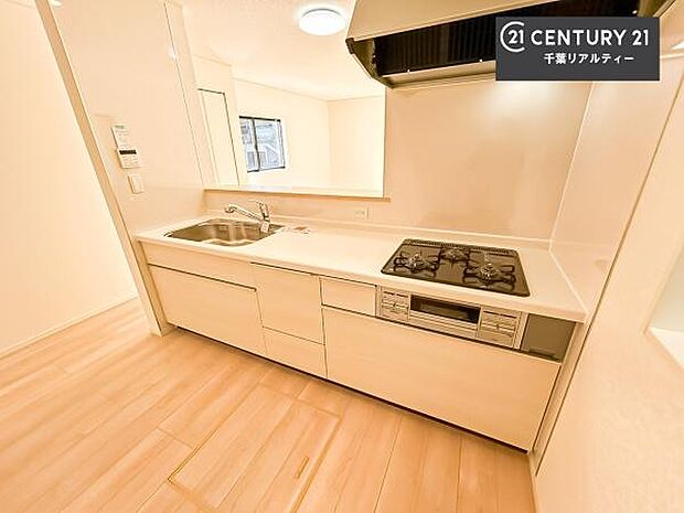 大人気の対面式システムキッチンを採用しています！ご家族のコミュニケーションが自然と増える設計です。お子様にも目が届くので嬉しいですね。広々使えて快適に作業が進みます。