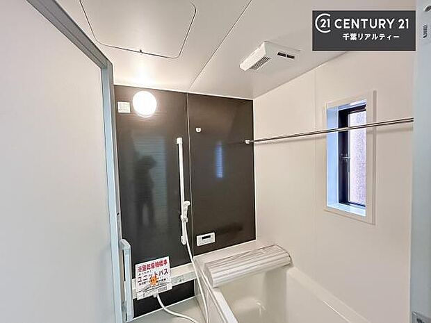 白を基調とした清潔感のあるバスルーム！快適なバスタイムが送れます！1日の疲れをしっかりと癒してくれる素敵なリラクゼーション空間になりそうですね。