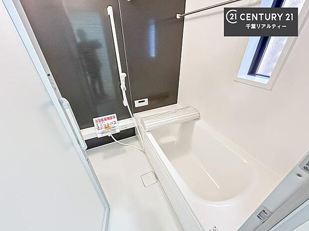 落ち着きある大人の雰囲気のバスルームは、味が出ていてバスタイムが充実！お仕事頑張っているご褒美にお好みの匂いの入浴剤を入れて、楽しんでみてはいかがでしょうか？