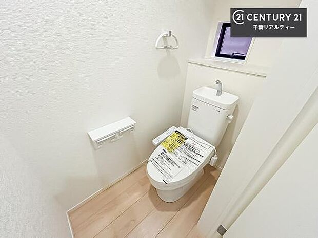 1・2階にトイレがございます！朝の忙しい時間帯も待たずにすみそうですね。白を基調とした清潔感のあるトイレでお手入れがしやすいです！