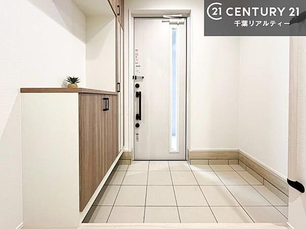 玄関のシューズボックスは、収納力良好で靴をすっきり整理できるだけでなく、上部を飾り棚として活用可能。お気に入りの小物やグリーンを置けば、来客を迎えるおしゃれな空間に仕上がります！