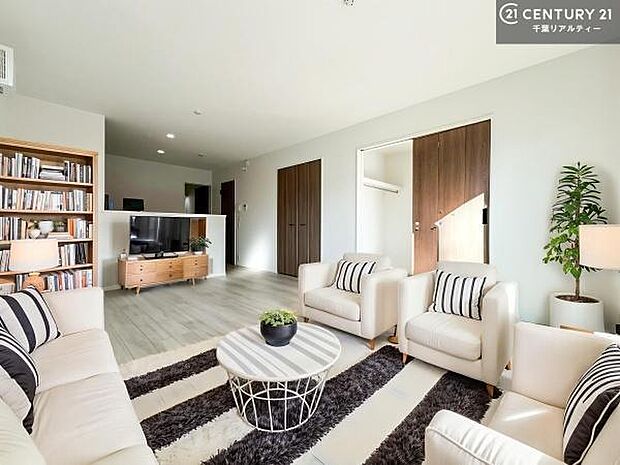 家具はCGパースです。開放感のある広々LDK！ソファーやダイニングテーブルを置いても窮屈にならないので快適に過ごせます！コミュニケーションが取りやすいリビングです！