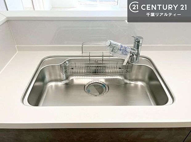 ワイドなシンクですね！水が跳ねにくく洗物がしやすい家事が楽々仕様のシステムキッチンです！デザイン性と機能性を兼ねたキッチンで清潔感がありますね！