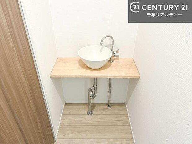 深い洗面台ボウルは、水が跳ねにくいのでお手入れが楽々！清潔感が保てます！キレイな洗面所で自分磨きのモチベーションが上がりますね！