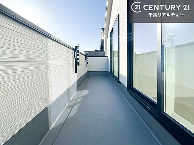 陽当たり良好なバルコニーです！晴れた日には青い空を見渡せる開放的な時間を楽しめます。