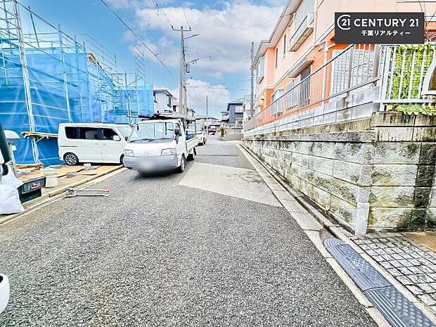 現在建築中。完成後は明るく開放的なリビングや最新設備のキッチンなど快適な空間が広がります。未完成だからこそ“新しい暮らし”への期待が高まる住まい。今しか見られない建築中の様子も必見です。