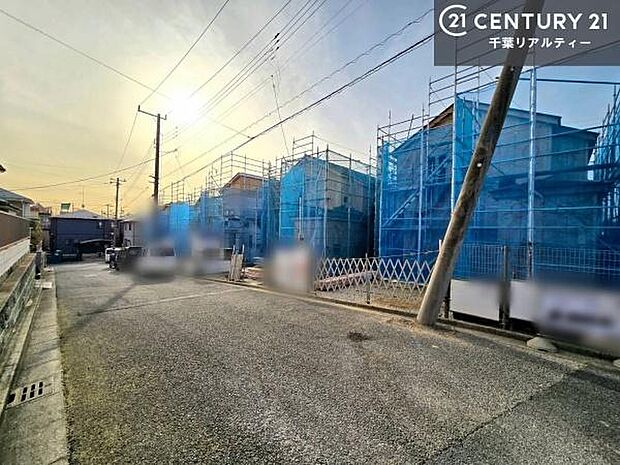 現在建築中。完成後は明るく開放的なリビングや最新設備のキッチンなど快適な空間が広がります。未完成だからこそ“新しい暮らし”への期待が高まる住まい。今しか見られない建築中の様子も必見です。