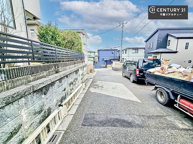 前面道路は6m!陽当り良好な立地です。車庫入れが苦手な方も安心ですね。