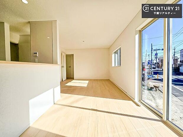 大きな窓からたっぷりの陽ざしが入る明るいリビング。開放感のあるリビングで家族団らんのくつろぎの時間を過ごせます。