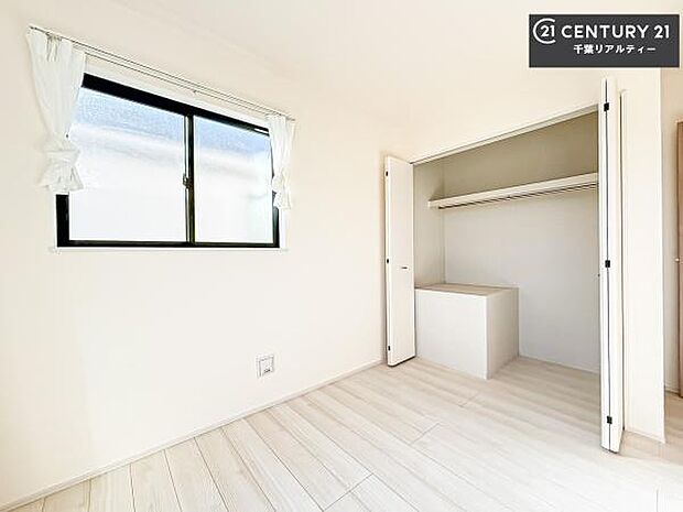 収納スペースがついています！居室をスッキリ整頓する事ができますね。家具を選ばないシンプルなデザインの為、家具を選ばずお気に入りの空間作りができそうですね。