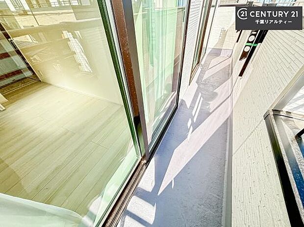 広々とした屋上！スカイバルコニー付き！お友達を招いてホームパーティーが楽しめますね！日光に当たり気持ちよい空間！