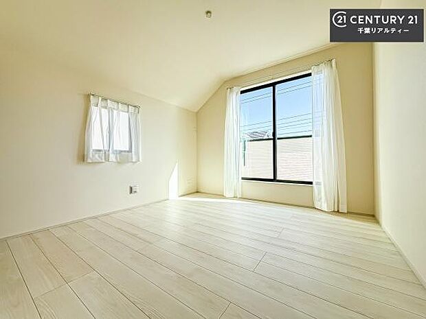 明るい室内は、風通しも良く、明るく大変居心地の良い空間となっております。リラックスして過ごせる心地の良いお部屋です！