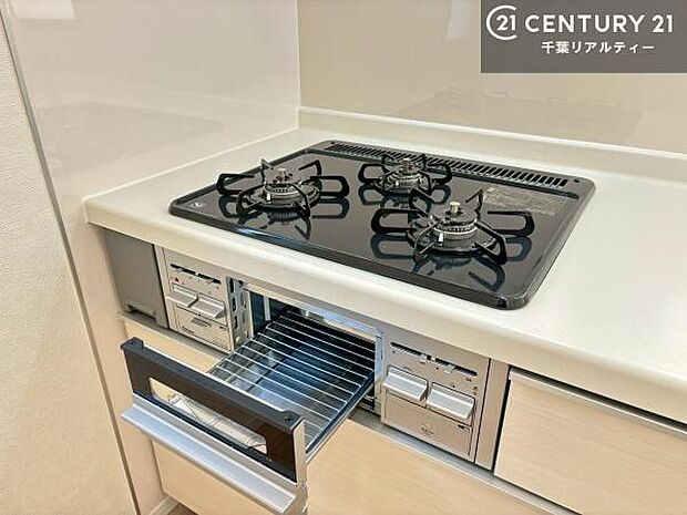 コンロは三口あるのでお料理の同時進行ができます。もちろんグリル付きです。調理スペースも広々している為作業がしやすい！使い勝手が良いシステムキッチンです！