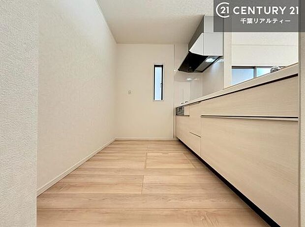 ゆとりある調理スペースで作業がしやすい快適なキッチンです！お子様と一緒にお菓子造りも楽しめる広々スペースです。楽しい調理時間になりそうですね！