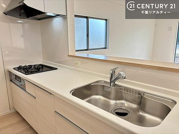 ワイドなシンクですね！水が跳ねにくく洗物がしやすい家事が楽々仕様のシステムキッチンです！デザイン性と機能性を兼ねたキッチンで清潔感がありますね！