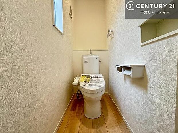 1・2階にトイレがございます！朝の忙しい時間帯も待たずにすみそうですね。白を基調とした清潔感のあるトイレでお手入れがしやすいです！