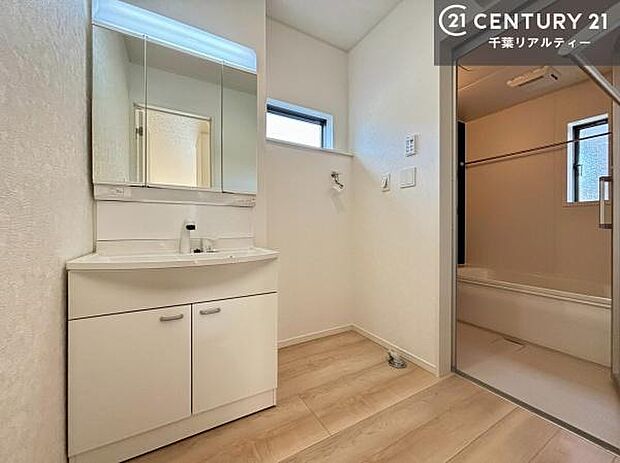 窓付きの明るい洗面室です！湿気もすぐに入れ替えができて清潔に保つことができます！自然光が差し込むのでお化粧の仕上がりも良くなりますね！