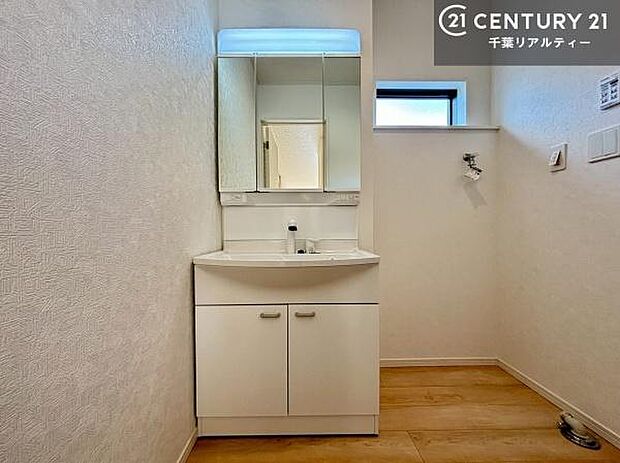 窓付きの明るい洗面室です！湿気もすぐに入れ替えができて清潔に保つことができます！自然光が差し込むのでお化粧の仕上がりも良くなりますね！